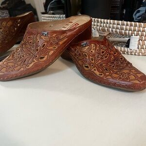 Pikolinos laser cut leather mule size 36